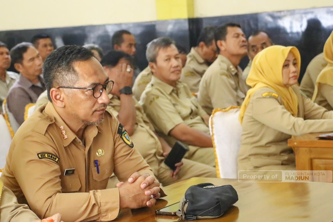 Beri Pembinaan PKL, Plt Wali Kota Tegaskan PKL Wajib Jaga Kebersihan