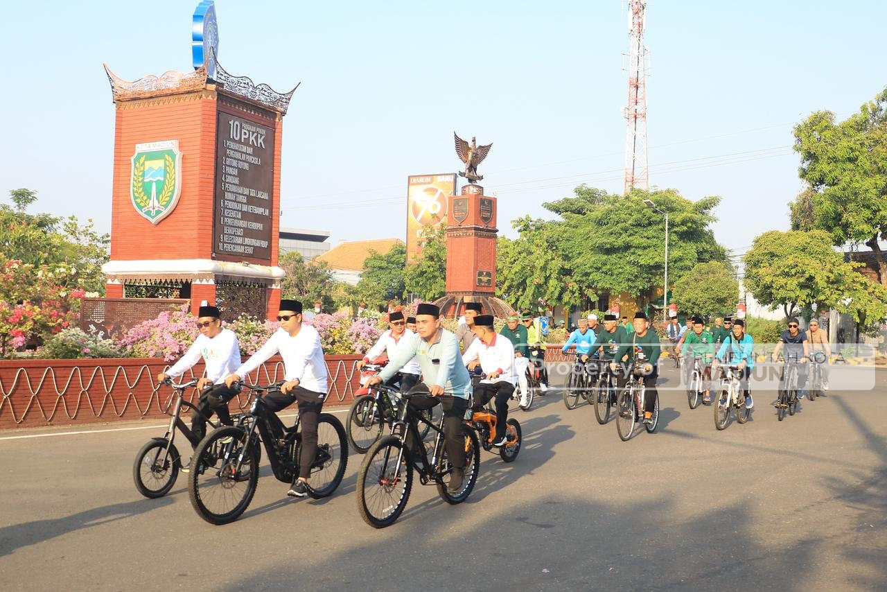 Semangat Bangun Silaturahmi, Wawali Apresiasi Santri dan Warga Lewat Sepeda Santai Hari Santri