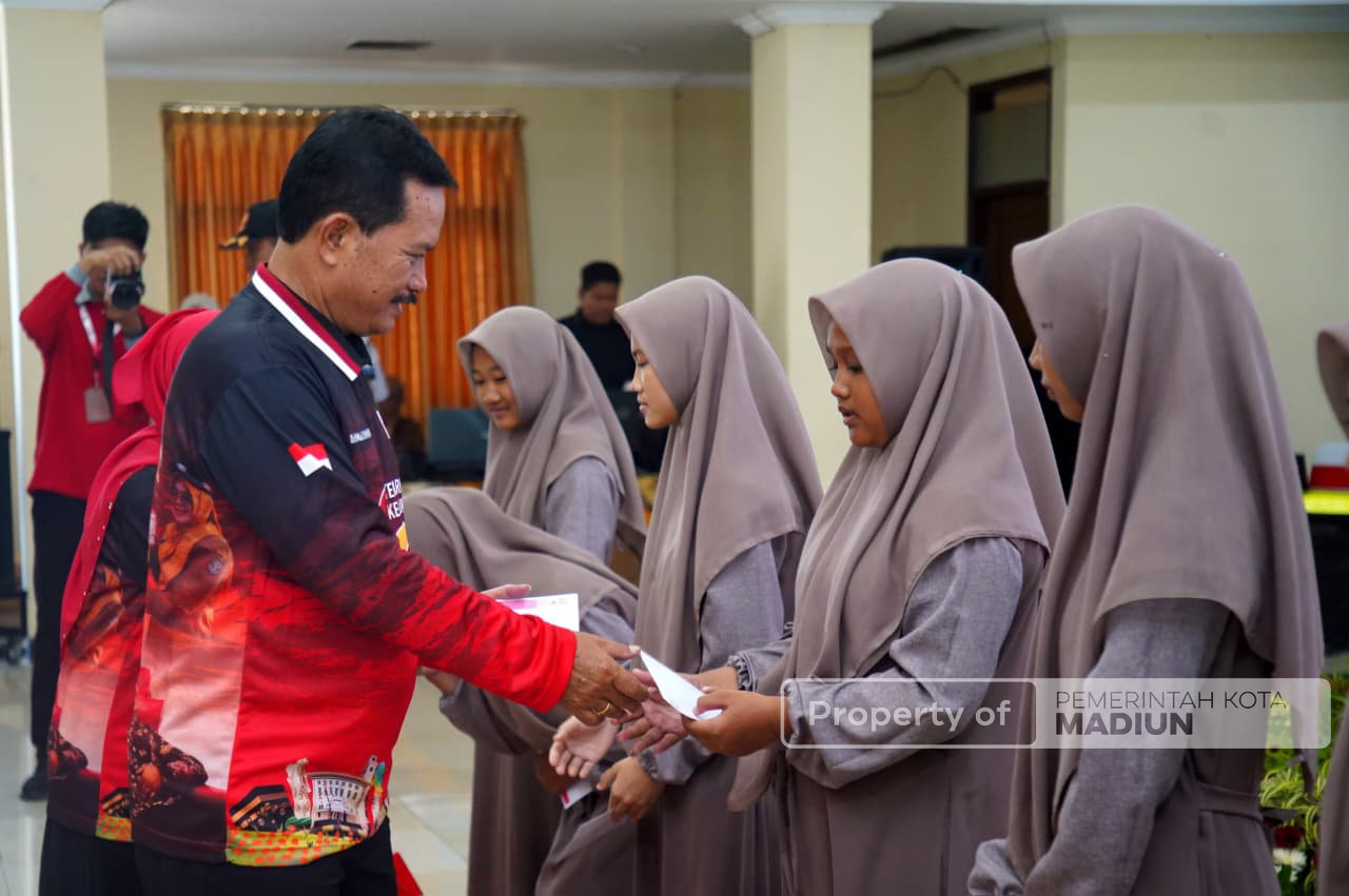 Hadiri HUT ke-80 PMI, Wali Kota Madiun Apresiasi Pendonor Setia dan Bagikan Penghargaan