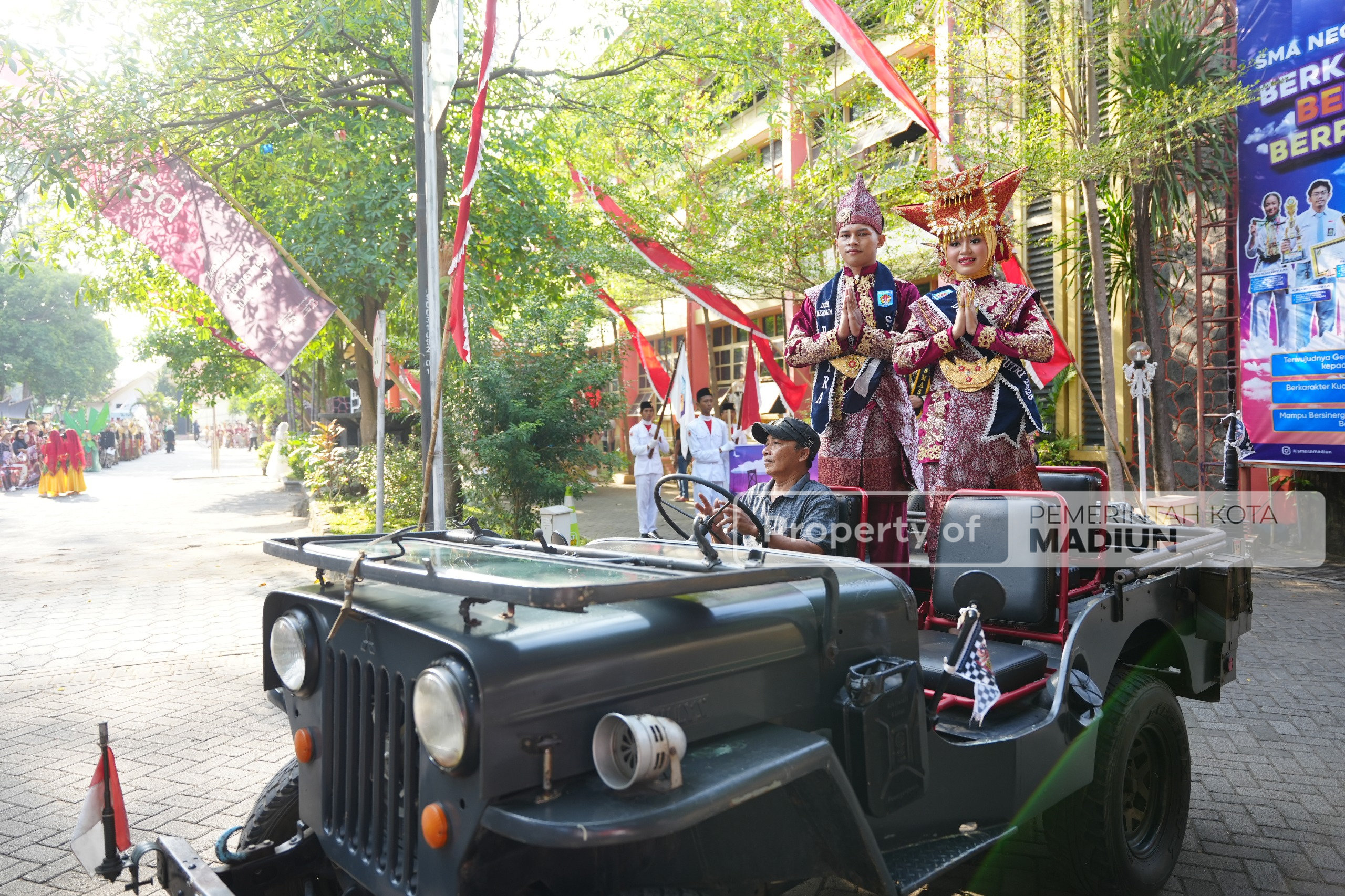 Berangkatkan Pawai Budaya HUT ke-79 Smasa, Wali Kota: Sekolah Ini Kualitasnya Juga Harus Nomor Satu