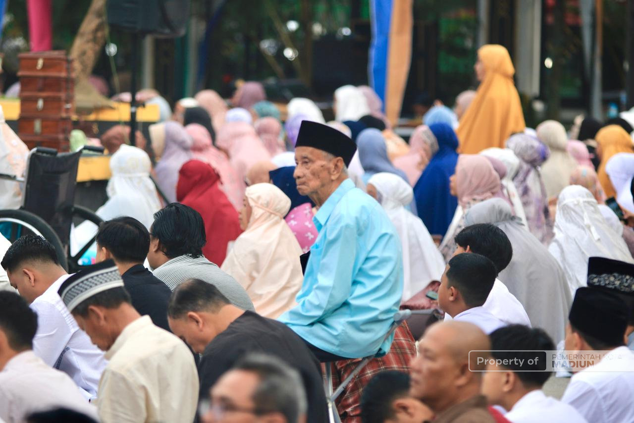 Ribuan Umat Muslim Padati Masjid Agung Baitul Hakim, Plt Wali Kota Madiun Ajak Bangun Daerah di Hari Kemenangan