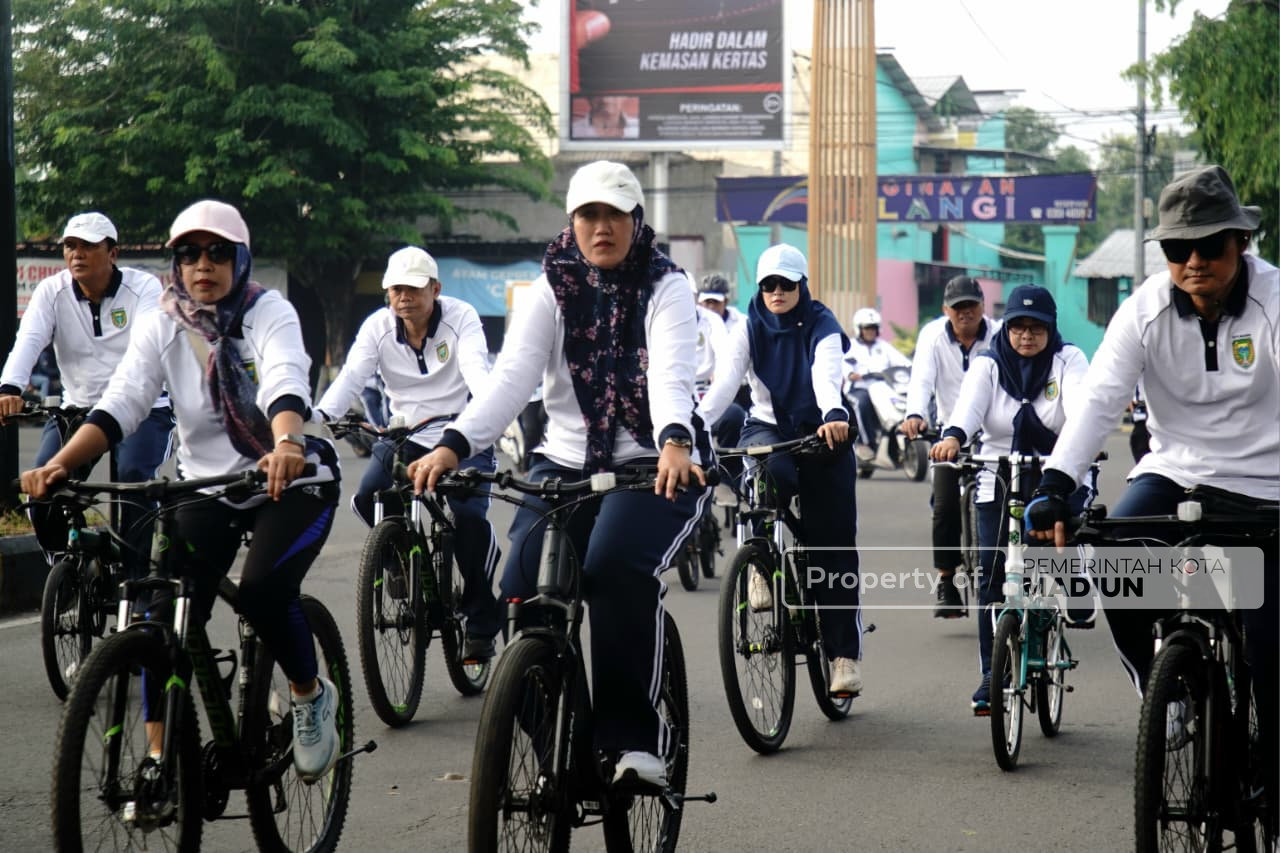 Peringati HUT KORPRI ke-54, Wali Kota Madiun Gowes hingga Serahkan Bantuan Sembako untuk Relawan Kebersihan