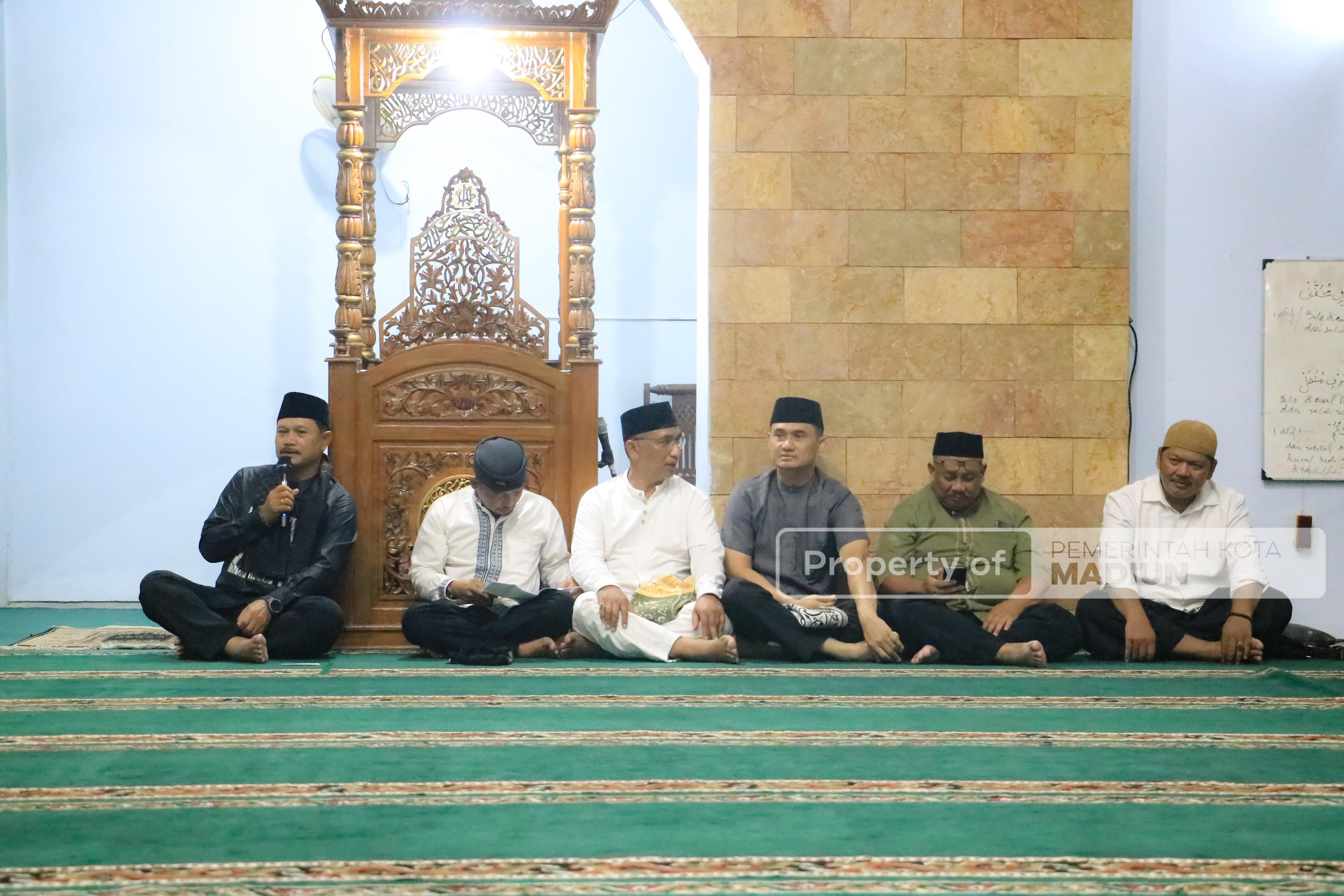 Salat Isya di Masjid Baitussilaturrahmin, Wali Kota Ajak Masyarakat Senantiasa Jaga Kerukunan