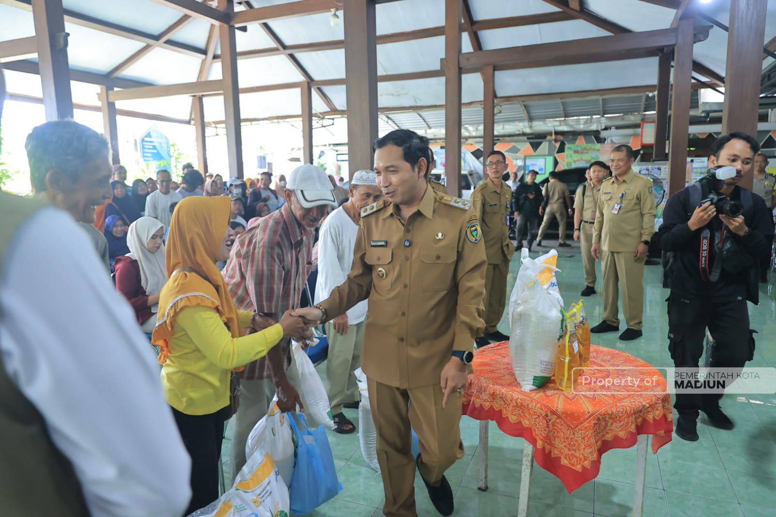 Salurkan Bantuan Pangan dari Bapanas, Pemkot Madiun Harap Kebutuhan Warga Jelang Lebaran Terpenuhi