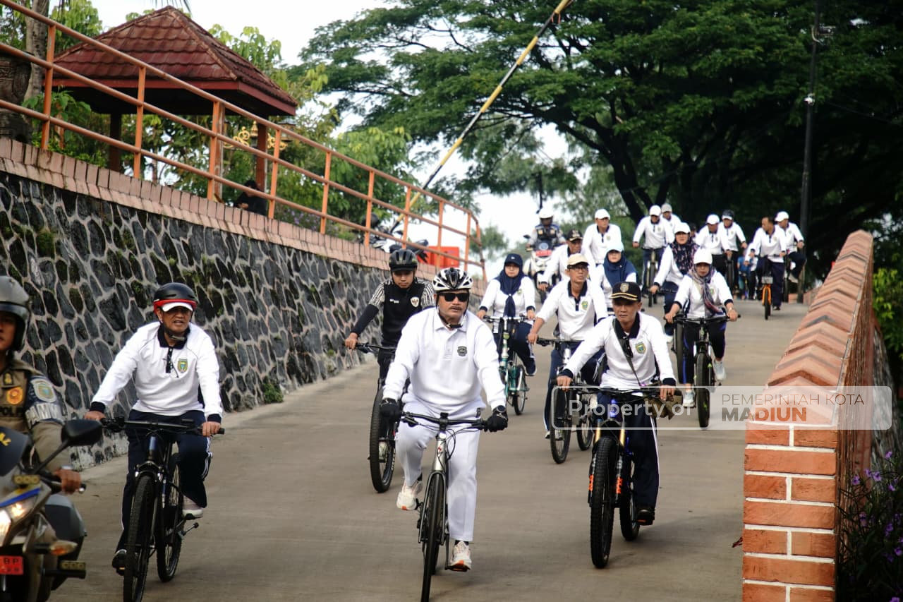 Peringati HUT KORPRI ke-54, Wali Kota Madiun Gowes hingga Serahkan Bantuan Sembako untuk Relawan Kebersihan