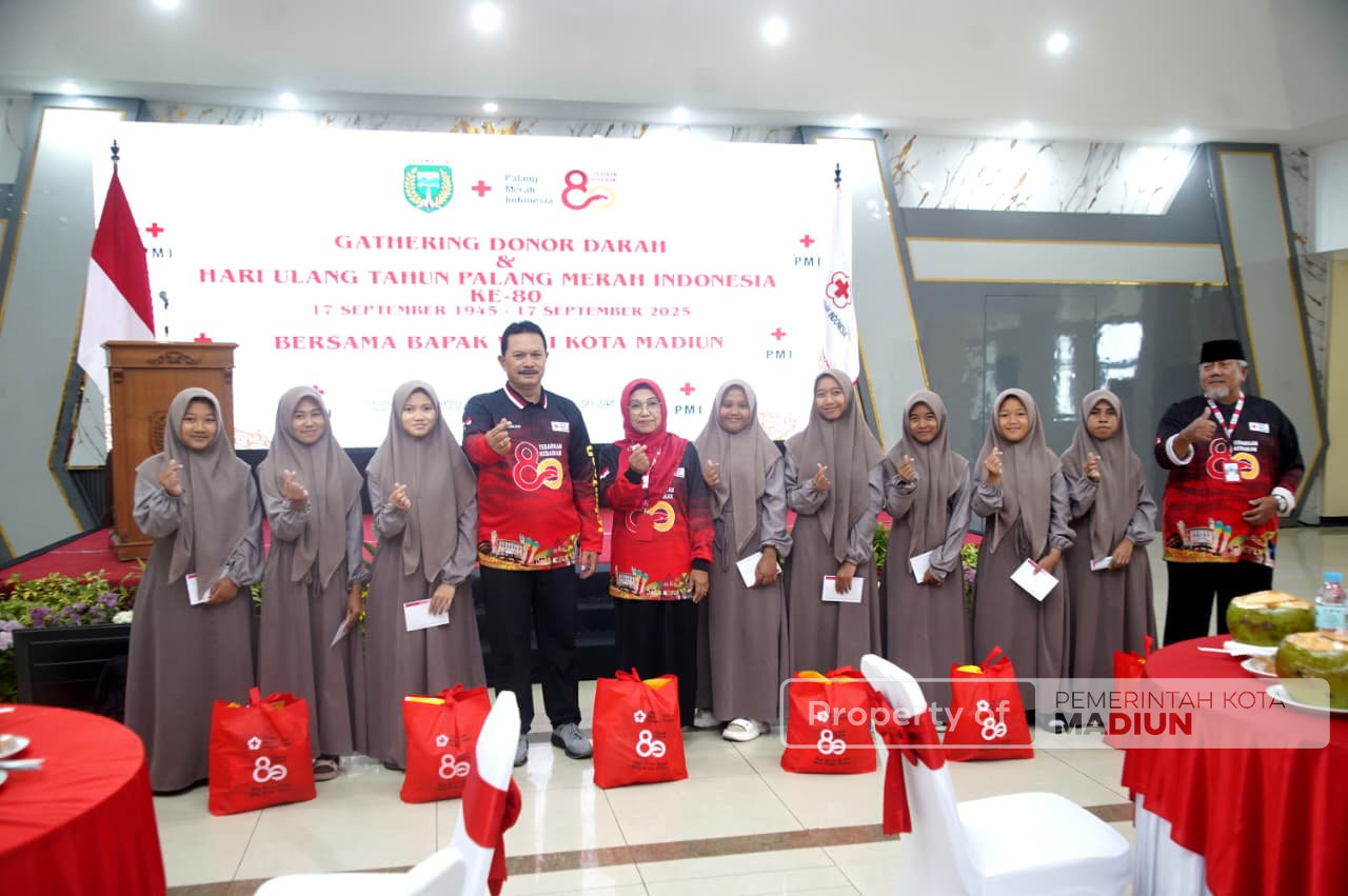 Hadiri HUT ke-80 PMI, Wali Kota Madiun Apresiasi Pendonor Setia dan Bagikan Penghargaan