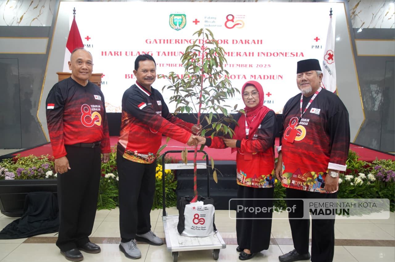 Hadiri HUT ke-80 PMI, Wali Kota Madiun Apresiasi Pendonor Setia dan Bagikan Penghargaan
