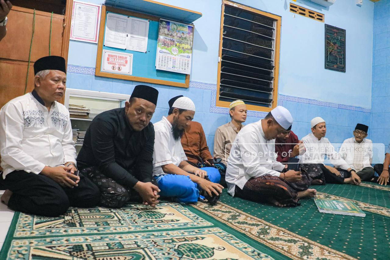 Pererat Silaturahmi, Wali Kota Madiun Hadiri Sholat Isya Bersama Warga Jalan Citarum di Mushola Al Barokah