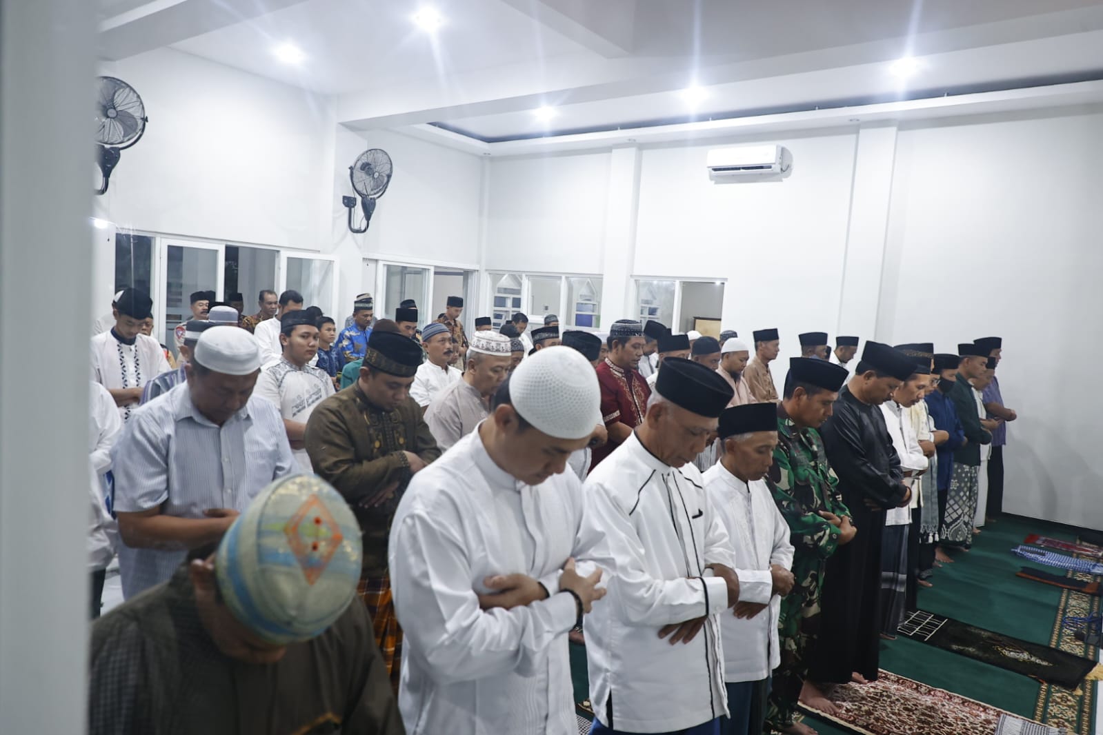 Tarawih di Masjid Baiturohim Lanjutan Safari Ramadan, Wali Kota Harap Jamaah Tak Khawatir Kebutuhan Pokok Lebaran