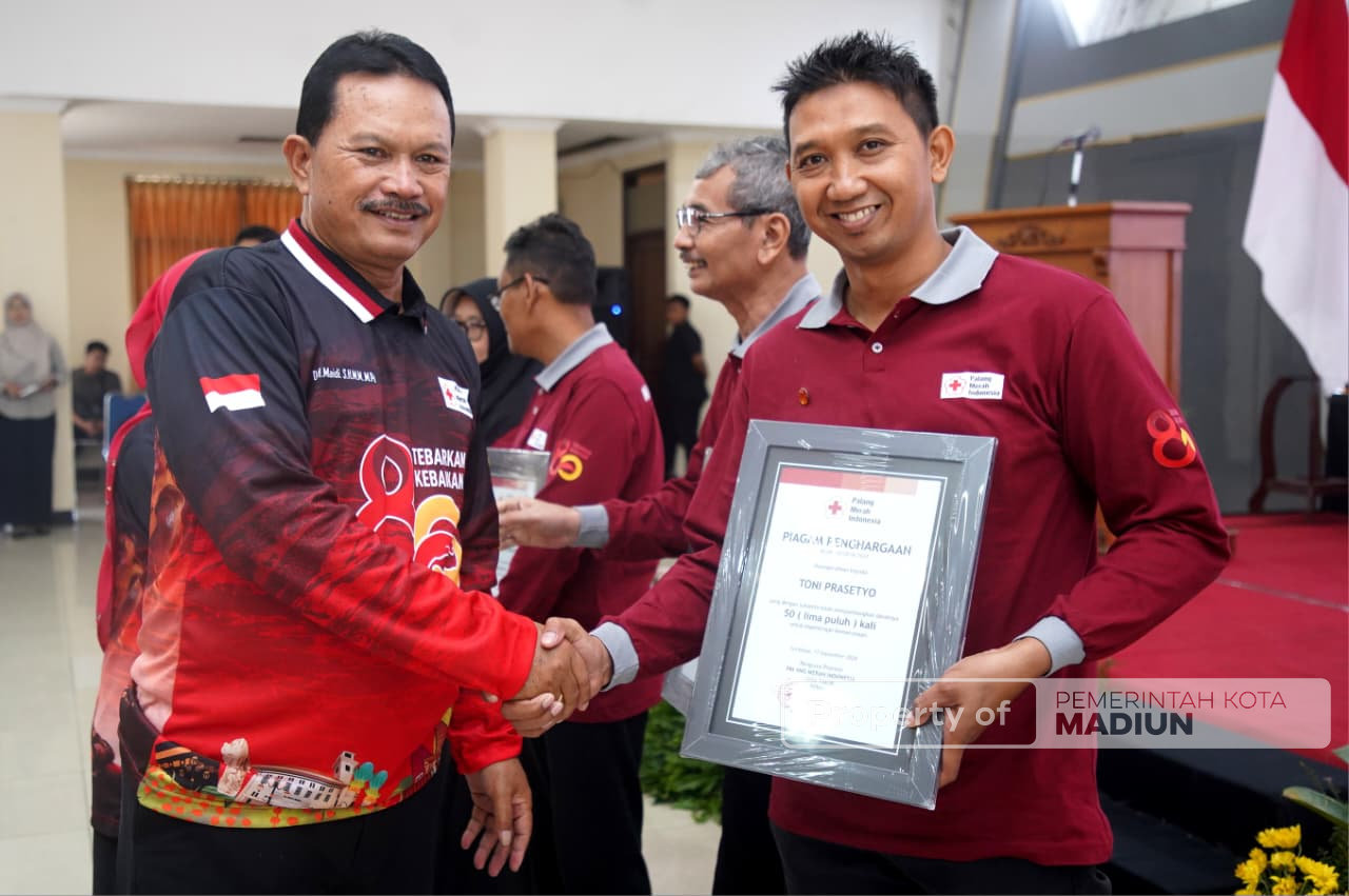 Hadiri HUT ke-80 PMI, Wali Kota Madiun Apresiasi Pendonor Setia dan Bagikan Penghargaan