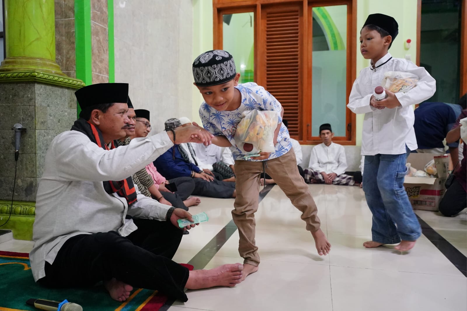 Salat Isya di Masjid Al Mujahidin Manisrejo, Wali Kota Terima Berbagai Usulan dari Warga