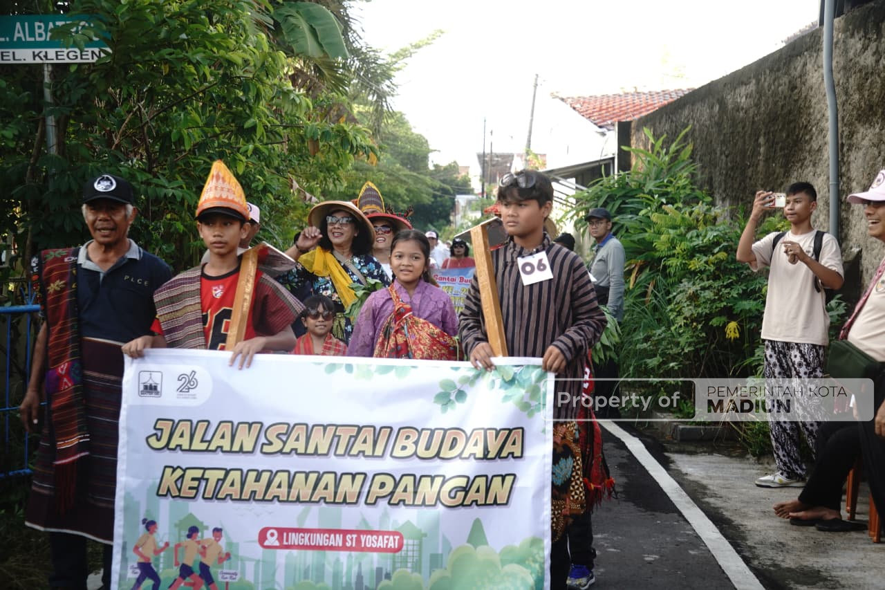 Berangkatkan Jalan Santai Budaya HUT ke-26 Paroki Mater Dei Madiun, Wali Kota Beri Selamat dan Apresiasi Kegiatan