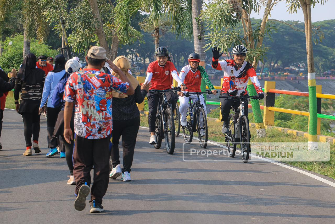 Gowes Sambil Pantau Kota, Wali Kota Madiun Cek Progres MPP dan Sapa Warga di Sepanjang Rute