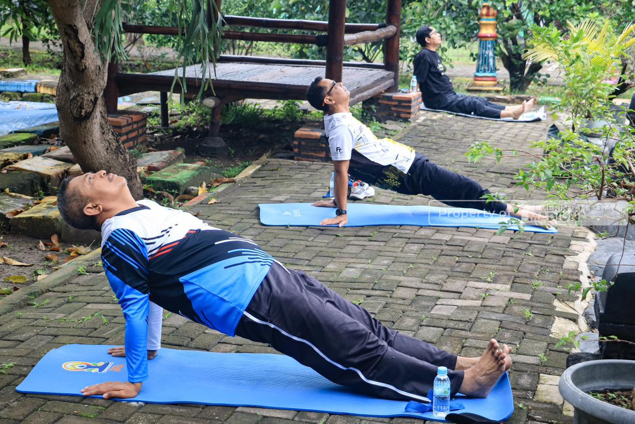 Tingkatkan Stamina dan Produktivitas Abdi Negara Melalui Senam Yoga